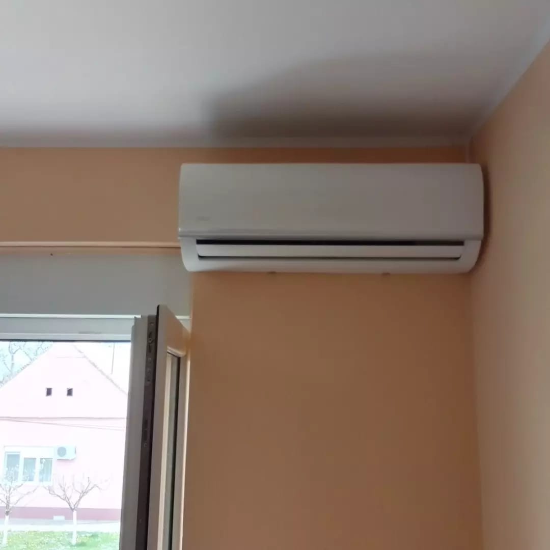 Bela unutrašnja jedinica klima uređaja