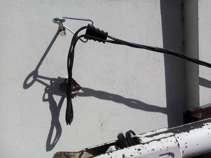 Žice za struju zakačene na zid