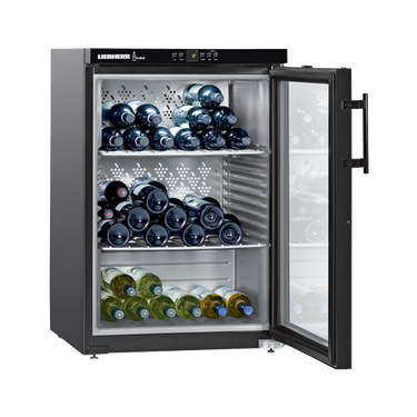 Rashladna vitrina napunjena sa flašama